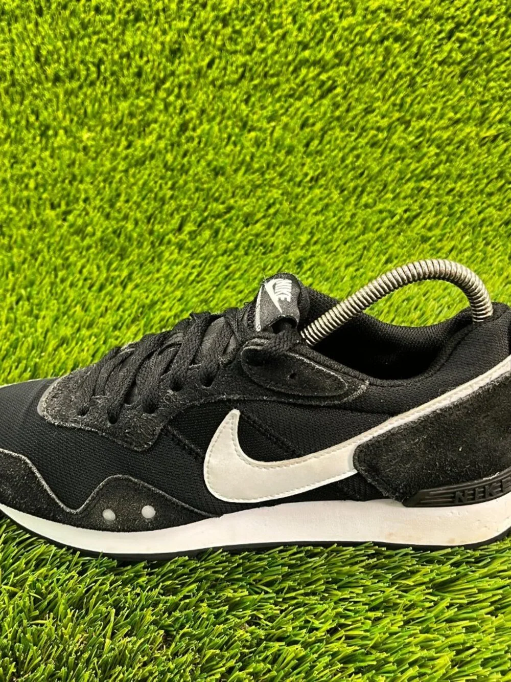 Nike Venture Runner Women Size 9 Black White Athletic Running Shoes Sneakers‎